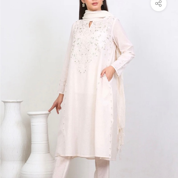 Elegant and lovely three piece Pakistani suit - Picture 4 of 8